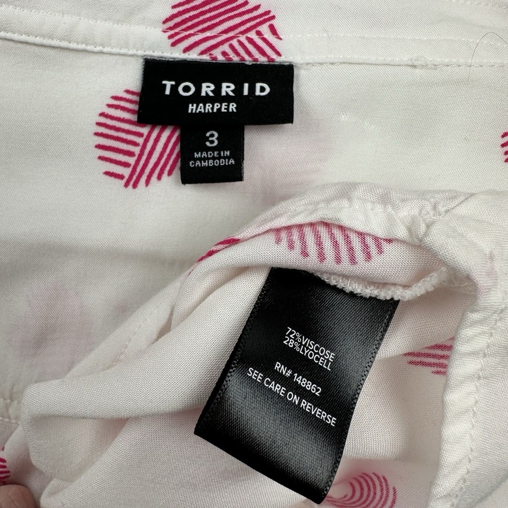 Torrid Harper Challis Blouse 3X 22/24 Hatch Hearts Cloud Dancer Roll Tab Top - Picture 14 of 14